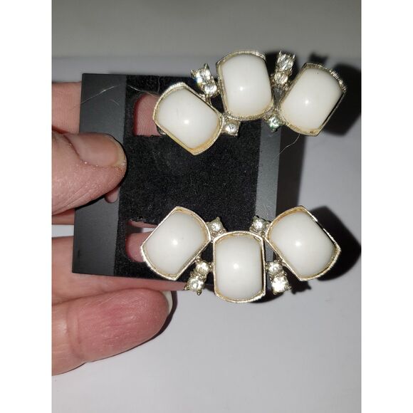 A Vintage Pair of Kramer Earrings Ear Climber Clip Back Milk Glass Wedding - Picture 3 of 9